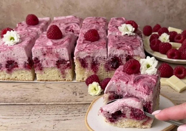 Bijela torta s malinama i bijelom čokoladom