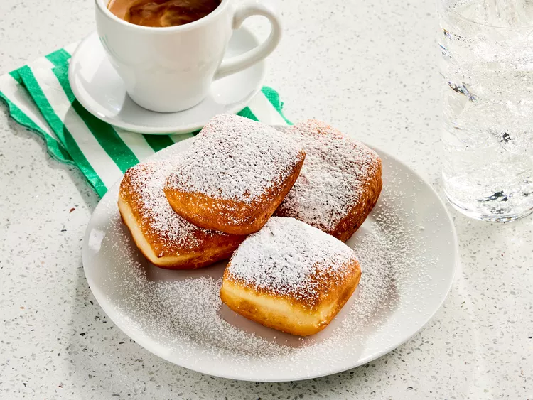 Domaći beigneti posuti šećerom u prahu