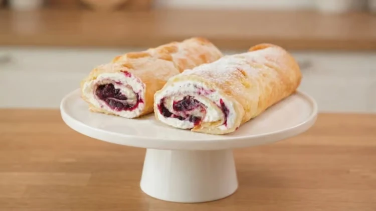 Finska palačinka s kremom i voćnim confitom narezana na rolnice