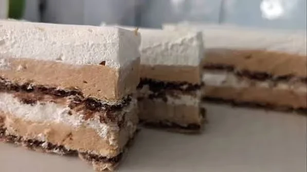 Šeherezada torta bez pečenja u kremastim slojevima