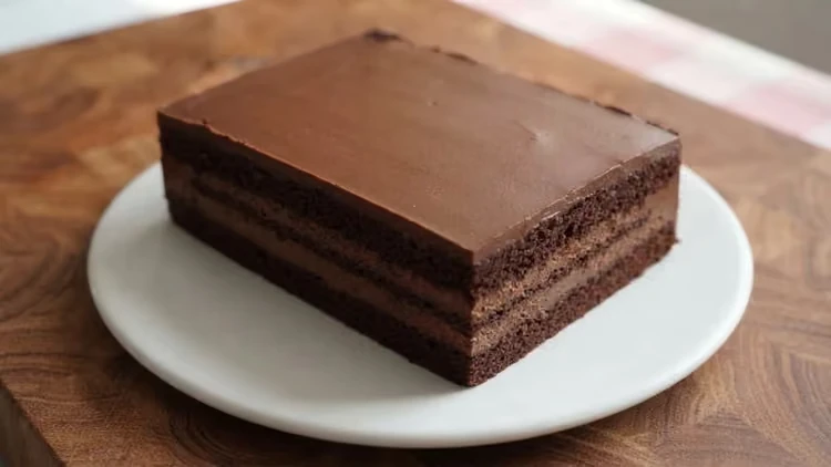 Torta s čokoladnim cremeuxom i krem sirom u slojevima