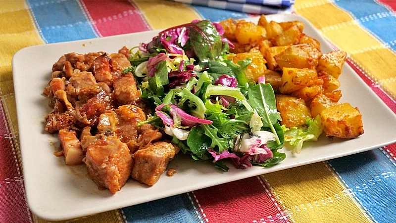 Meso na kocke na lovački način s pečenim krompirom