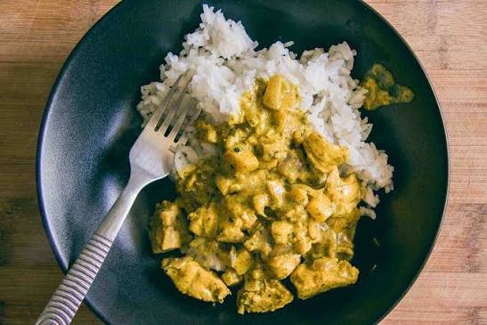 Piletina s curryjem poslužena uz basmati rižu