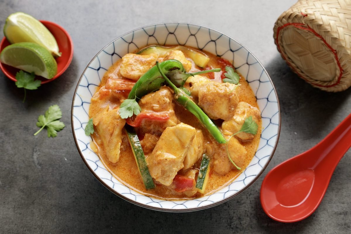 Tajlandski crveni curry s piletinom i povrćem