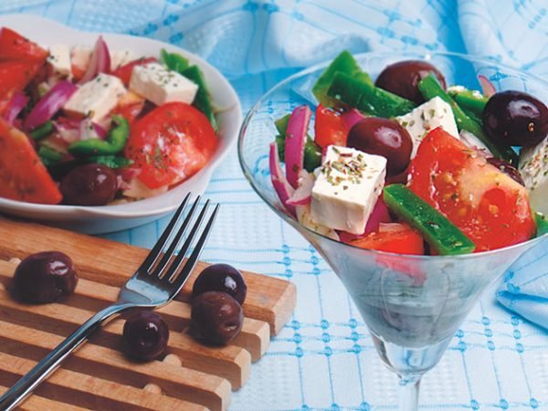 Grčka salata s feta sirom i maslinama