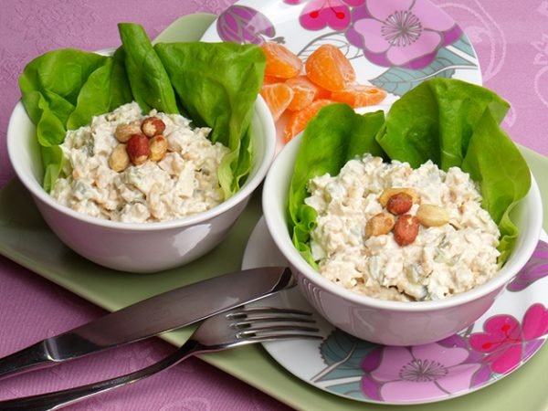 Pileća salata s kikirikijem i povrćem