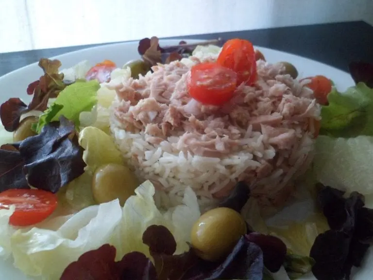 Salata od riže i tune s maslinama