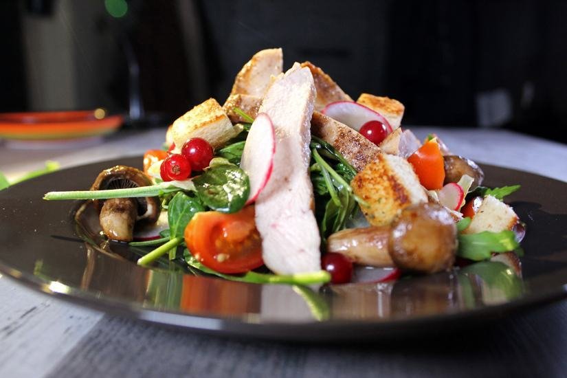 Salata s grilovanom piletinom i svježim povrćem