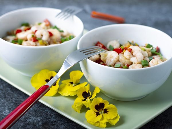 Salata s gamborima i svježim povrćem