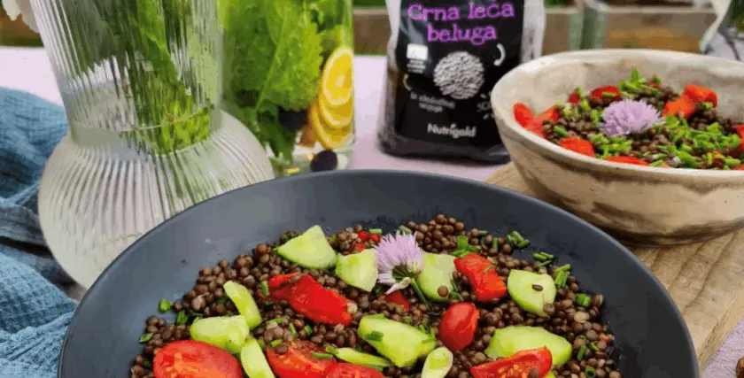 Salata od beluga leće s povrćem i feta sirom