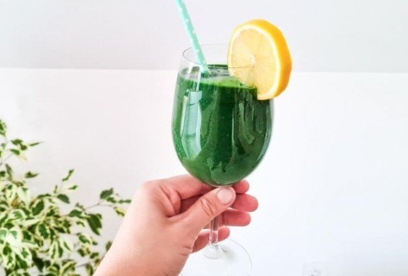 Zeleni spirulina smoothie s bananom i bobičastim voćem