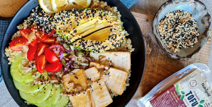 Tofu zdjela s kvinojom, avokadom i povrćem